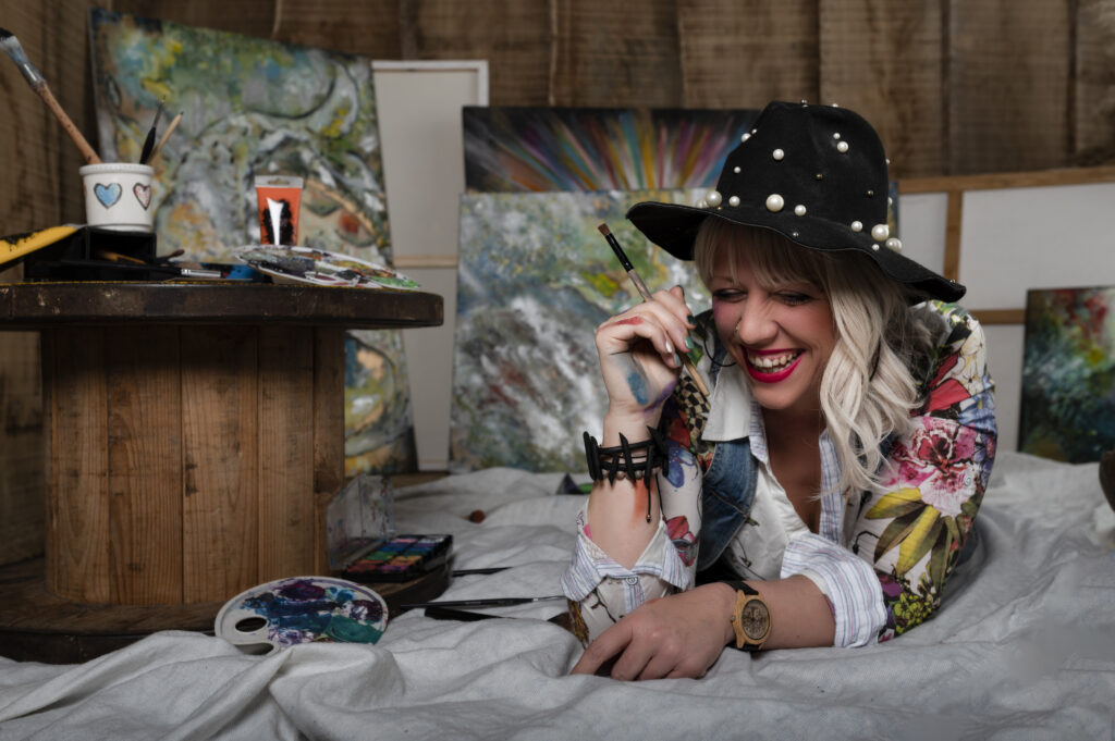 Séance photo sur le vif, Jennifer Sebbe peintures et toiles colorées et vives